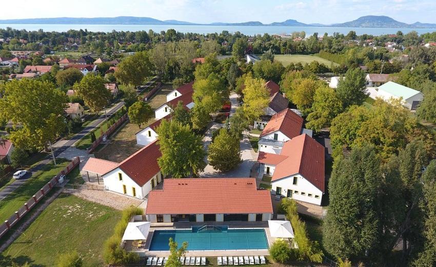 Hubertus Hof Landhotel Balatonfenyves Buitenkant foto